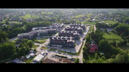 Kompleks Laguna Beskidów z lotu ptaka, w otoczeniu zieleni