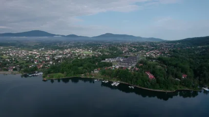 Jezioro Żywieckie, na brzegu kompleks Laguna Beskidów, w tle góry