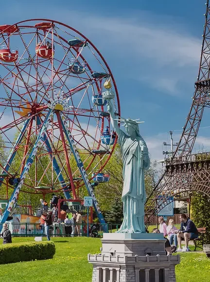 Kolorowy diabelski młyn i repliki światowych zabytków w Parku Miniatur w Inwałdzie.