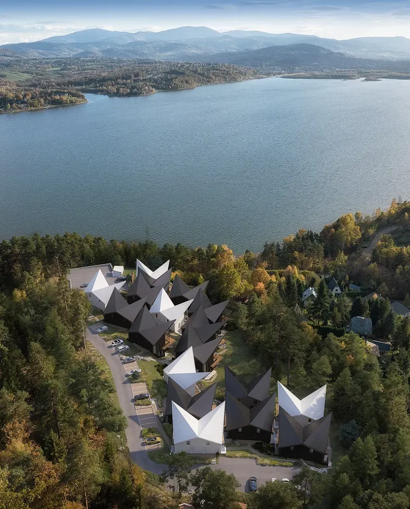 Widok z lotu ptaka na kompleks willi TREESNA Kombi Invest położonych wśród drzew nad Jeziorem Żywieckim, z panoramą gór w tle