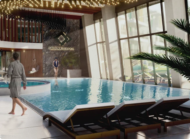 Luksusowa strefa basenowa z dużymi oknami, leżakami, palmami i podświetlanym logo „Laguna Beskidów” na ścianie, z osobami w szlafrokach przy basenie.