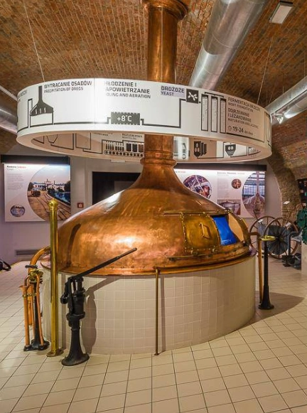 Drewniane beczki w klimatycznym, ceglanym korytarzu piwnic Muzeum Browaru Arcyksiążęcego w Żywcu.