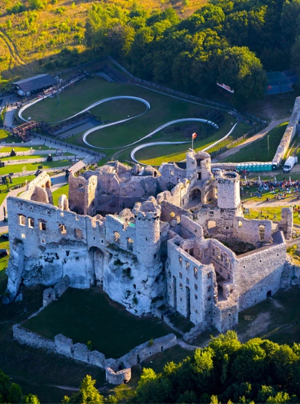 Majestatyczne, kamienne ruiny Zamku Ogrodzieniec, osadzone na wapiennych skałach Jury Krakowsko-Częstochowskiej.